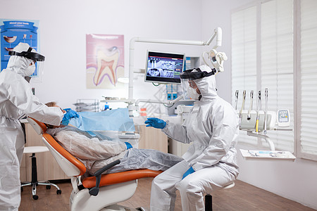 身着哈兹马特西装的病人温度面具外科疾病肺炎工人诊所牙科医院牙医药品专家图片