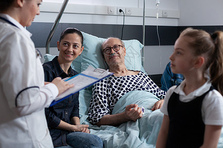 医院化验室工作人员撰写关于住院老年男性患者的报告报告;图片