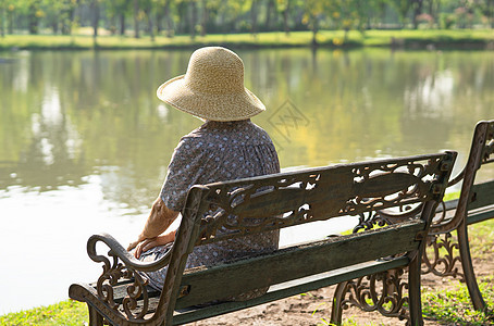 在秋天公园坐在长椅上坐着的亚洲老年妇女感到沮丧和悲伤孤独祖母退休乡愁回忆社交隔离压力寂寞奶奶图片