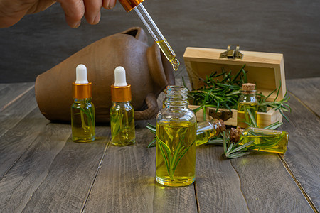 用于皮肤处理的迷迭香必需油芳香静物治疗茴香香味温泉眼镜化妆品护理草本植物图片