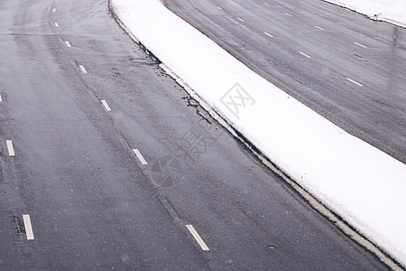 冬天下雪的宽阔道路图片