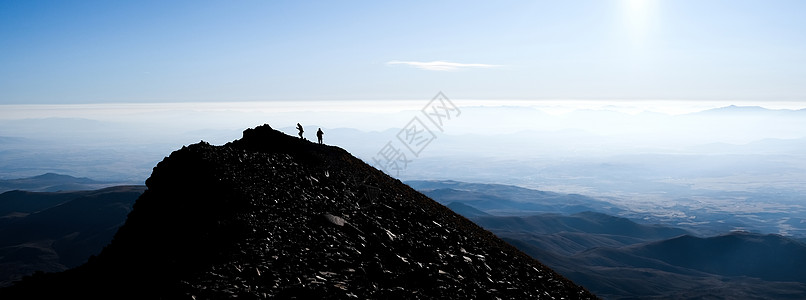 山顶登山徒的月光小路背包场景高地旅行高度探索风景冒险瘢痕图片