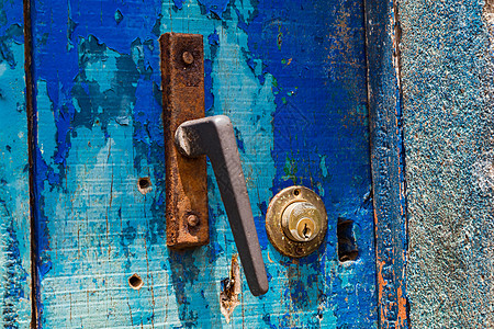 蓝色木制门 有锁和生锈的门把手 佛得角图片