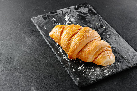 黑色背景的大型羊角面包 新鲜和美味的法国糕点 面包房概念 特制图像图片