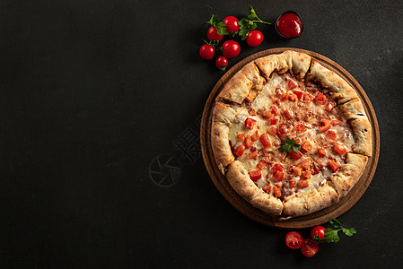 那不勒斯披萨配香料 西红柿和深色背景上的马苏里拉奶酪 玛格丽塔比萨配马苏里拉奶酪 番茄酱 菠菜和厚面团 顶视图 复制空间图片
