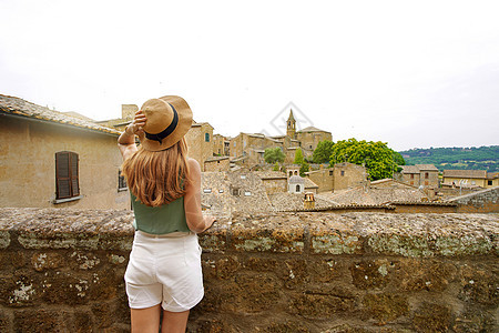 访问意大利乌姆布里亚奥维托历史古迹的奥维托村的美丽旅游女孩图片