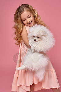小女孩 金发卷毛金发 穿粉红裙子 和她的狗玩玩家游戏拥抱朋友女孩吉祥物小狗动物童年犬类图片