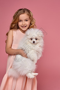 小女孩 金发卷毛金发 穿粉红裙子 和她的狗玩友谊微笑女孩游戏拥抱吉祥物朋友宠物幸福乐趣图片