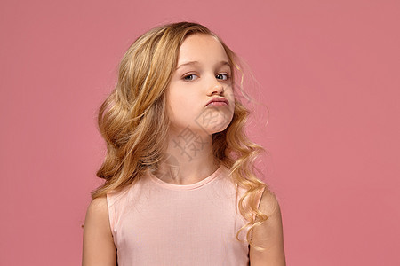穿粉红裙子的小女孩 金发卷发 穿着粉红色礼服衣服女孩情感皮肤冒充头发乐趣青少年孩子玩家图片