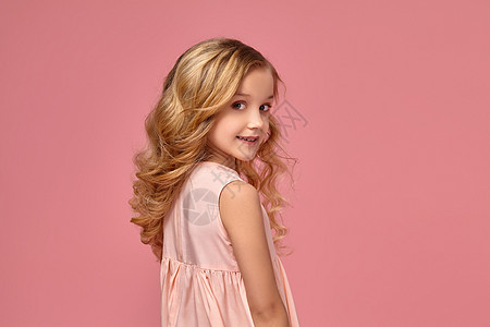 穿粉红裙子的小女孩 金发卷发 穿着粉红色礼服女性冒充头发眼睛活动皮肤微笑诡计衣服乐趣图片