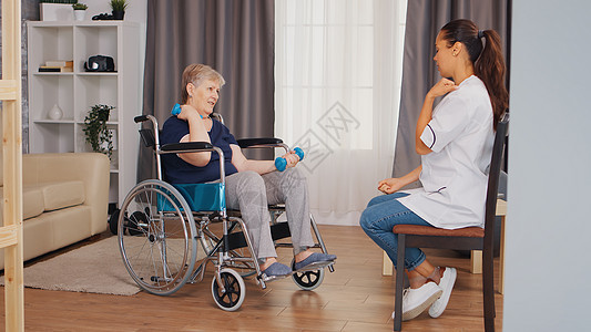 坐在轮椅上的老女人精力卫生训练残障创伤工作女性医生身体人士图片