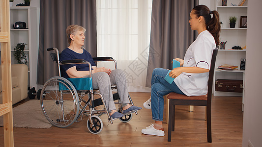 残疾老妇的康复治疗社会人士麻痹社工训练医生疗养院重量女士轮椅图片
