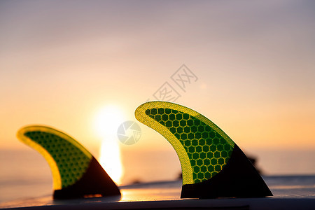 日落时冲浪板的鳍图片