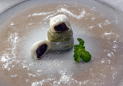 红豆和绿茶花生餐 与薄荷叶配在圆陶瓷盘上淀粉糖果大豆烹饪作品面粉糕点味道甜点美食图片