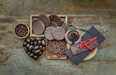 不同的黑巧克力条和块子 冷冻巧克力和咖啡豆的成分 在旧木制背景上 笑声作品糕点食物诱惑谷物饮食墙纸甜点巧克力糖果图片