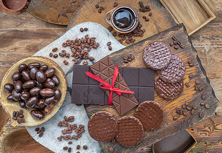 不同的黑巧克力条和块子 冷冻巧克力和咖啡豆的成分 在旧木制背景上 笑声饮食食物静物饼干营养坚果糕点墙纸甜点谷物图片