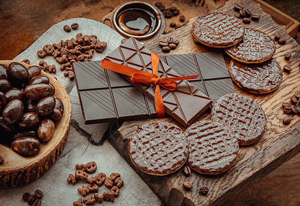 不同的黑巧克力条和块子 冷冻巧克力和咖啡豆的成分 在旧木制背景上 笑声静物巧克力饼干饮食食物诱惑糕点谷物墙纸小吃图片