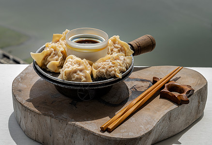 美味的虾片 配有酱汁和木制筷子味道饺子午餐饮食营养酱油海鲜面粉菜单点心图片