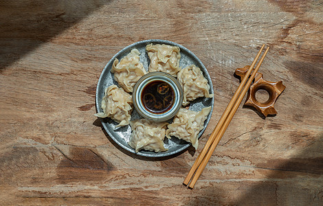 美味的虾片 配有酱汁和木制筷子酱油点心营养午餐饺子味道水饺摄影饮食海鲜图片