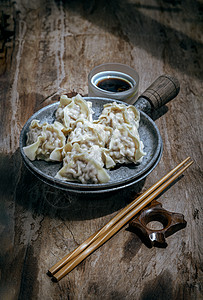 美味的虾片 配有酱汁和木制筷子酱油饺子早餐点心面粉摄影海鲜饮食水饺营养图片
