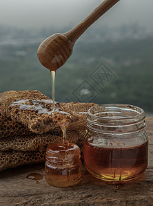 美味的蜂蜜从木制蜂蜜勺滴入新鲜的蜂窝中 健康有机天然蜂蜜 文字空间健康饮食标签糖浆美食草药葡萄糖食物香气味道饮食图片