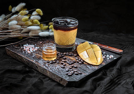 一杯冰激凌热带芒果冰淇淋 混合的埃斯普雷斯索咖啡 在木制切割板上配有蜂蜜艺术果汁健康饮品水果作品干花美食砧板菜单芳香图片