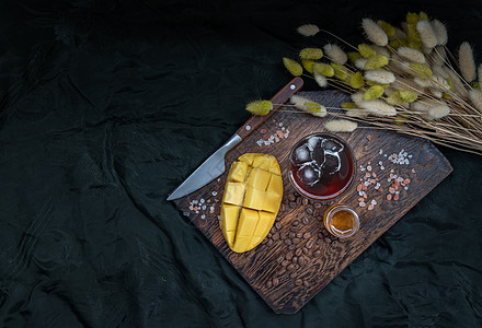 一杯冰激凌热带芒果冰淇淋 混合的埃斯普雷斯索咖啡 在木制切割板上配有蜂蜜砧板美食艺术情调果汁深色水果玻璃杯芳香作品图片