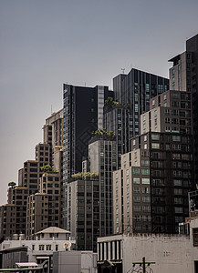 翻天覆地的城市摩天大楼的建筑风景反射场景建筑学背景财产吸引力房地产天空纹理旅行图片