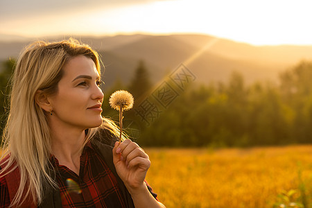 在草地上走着背背包的漂亮年轻美女 在野外登山女孩的肖像成人女性远足勘探成就黑发头发悬崖远足者蓝色图片