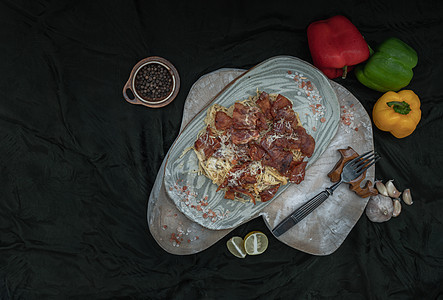 煎培根和陶瓷板上烤奶酪的碳酸意大利面条营养早餐营养品食谱奶油午餐烹饪美味熏肉美食图片