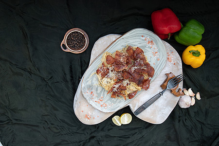 煎培根和陶瓷板上烤奶酪的碳酸意大利面条菜单摄影厨房产品早餐熏肉松露文化美味奶油图片