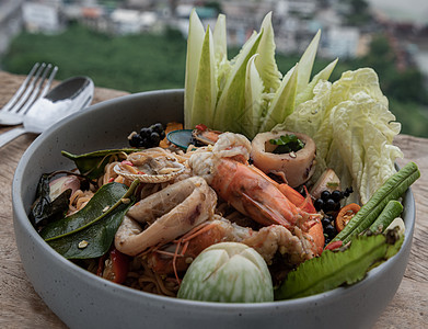 即时面条 配有各种香料的草药和陶瓷盘中的蔬菜海鲜设计午餐食品美味乌贼茄子白菜摄影长豆图片