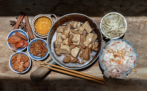 泡椒肥肠中式蒸宽米粉配红烧肉 豆腐 甜酱油脆鱿鱼和豆芽 香肠切片 炸虾米和泡菜萝卜配泡椒草本植物猪肉香料菜单配菜米粉筷子中草药味道早餐背景