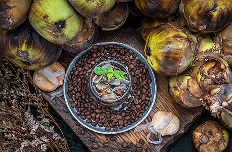 用新鲜的多毛棕榈汁 和碎冰混合的埃斯佩里索咖啡和薄荷叶深色咖啡水果玻璃背景砧板美味情调糖浆饮料图片