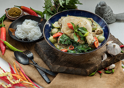 大米面碗中的青咖喱鸡和泰国茄子煮沸香料陶瓷食物营养辣椒美味美食营养品午餐图片