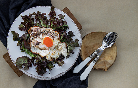 炸鸡蛋上的炒鱿鱼蛋 在白陶瓷板上的新鲜蔬菜上加点 有选择性的焦点营养品陶瓷烹饪午餐鱿鱼美食蛋黄食物照片海鲜图片