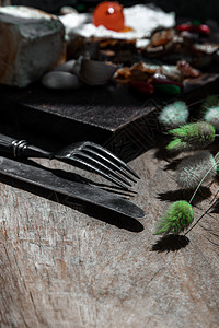 旧的金属刀和叉子和干枯的兔子尾草花 放在旧的铁制木制餐桌上纹理风格墙纸灯光艺术银叉钢刀餐具钢叉乡村图片