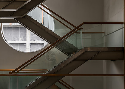 建筑物内金属和玻璃楼梯的侧面景色 阳光照耀在圆窗玻璃上墙纸栏杆地方几何学几何中心文化球形艺术装饰图片