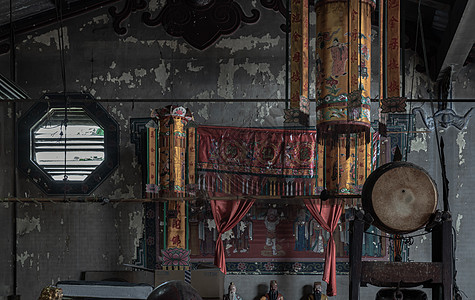 传统中国神庙内建筑内部有传统的中国鼓和位于的旧墙上的奥克塔贡龙口图片