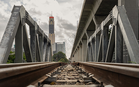 运河上桥上的旧铁路火车轨道 空铁路指向向前的透视景观穿越网格城市小路铁轨孤独线条建筑金属图片