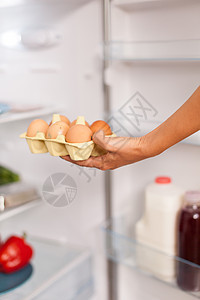 从冰箱里捡鸡蛋冷却器食谱女孩家庭蔬菜早餐烹饪主妇食物女性图片