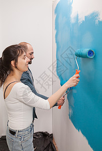 幸福的一对夫妇绘画男性装潢女朋友房间蓝色丈夫维修创造力公寓成人图片