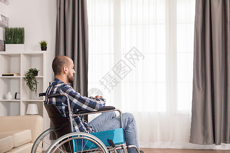 客厅残疾人自由职业者公寓会议保健团体诊所残障状况轮椅屏幕男人图片