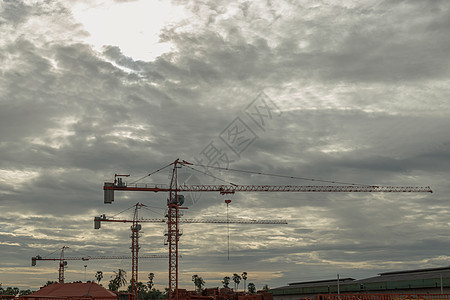 在新工厂区建筑工地 从天上看到塔起重机的景象高清图片