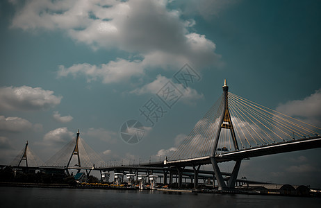 下午 Bhumibol悬浮桥横跨Chao Phraya河密蓬钢丝绳首都吸引力地标金属天空景观电缆框架图片