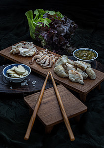 新鲜的烤鱿鱼 章鱼触手和乌贼蛋 在木质盘上菜单营养品美食摄影墙纸触角鱿鱼食品美味海鲜背景图片