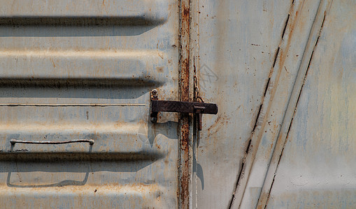 在Vintage铁路集装箱大门的金属锁线条挂锁贮存入口安全运输腐蚀古董货运钥匙图片