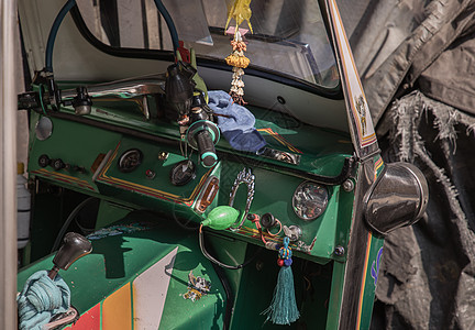 泰国传统出租车或三轮车 三轮出租车 内的仪表板 方向盘和变速杆 TukTuk 汽车内饰设计玻璃金属服务车辆车轮运输摩托车旅游齿轮背景图片
