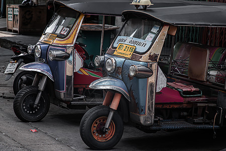 著名的蓝色Tuk Tuk Tuk或3轮出租车 停在巷子里的两辆泰族传统出租车旁边金属乘客运输房子商业汽车车轮服务街道车辆图片