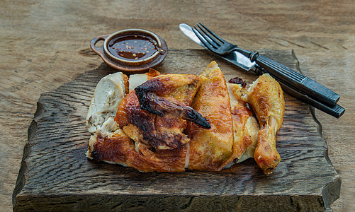 炸鸡或烤鸡 配有甜辣椒酱 刀叉和叉子美味鸡腿炙烤食谱家禽食物厨房木头饮食陶瓷杯图片